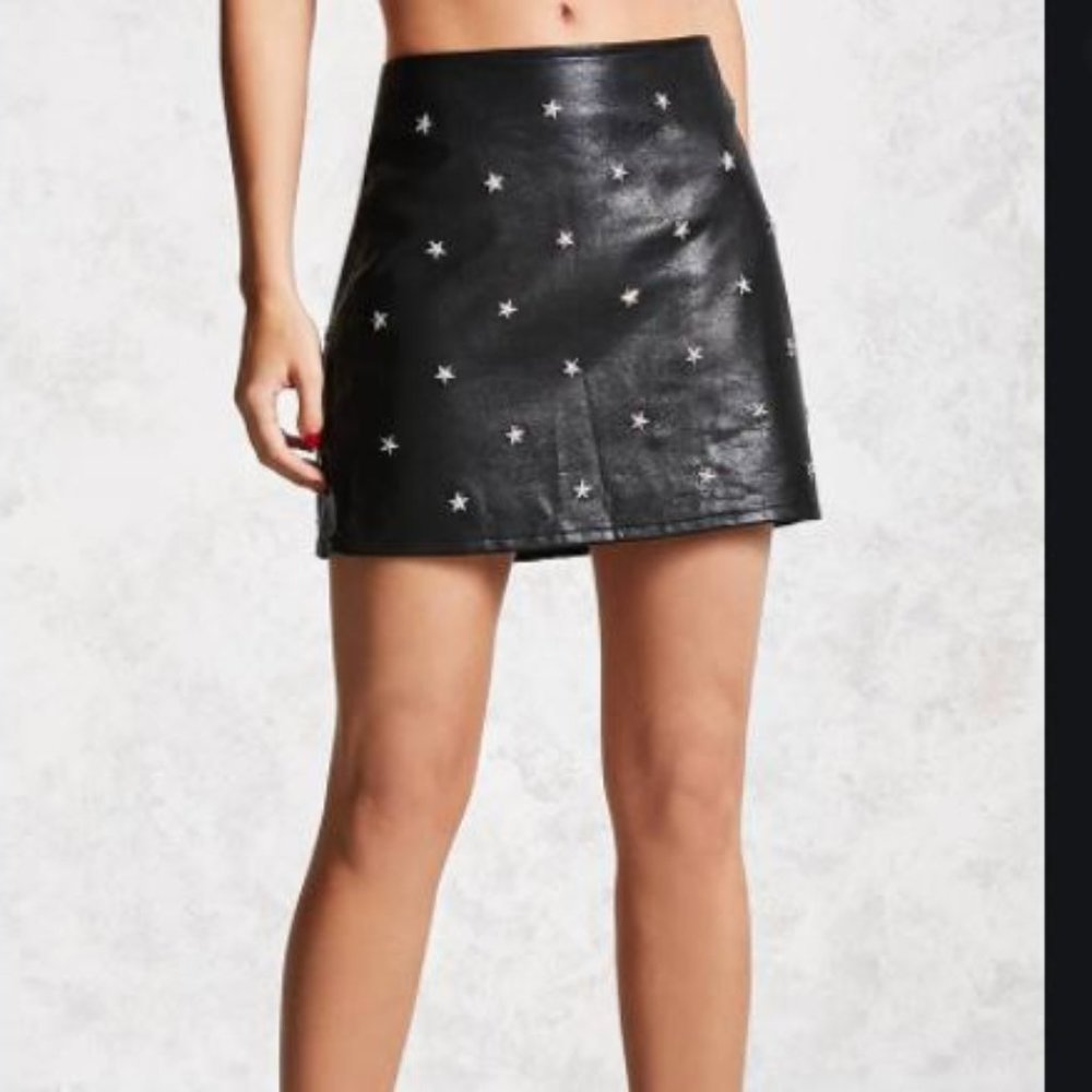 Forever 21 Star studded mini skirt Faux leather M